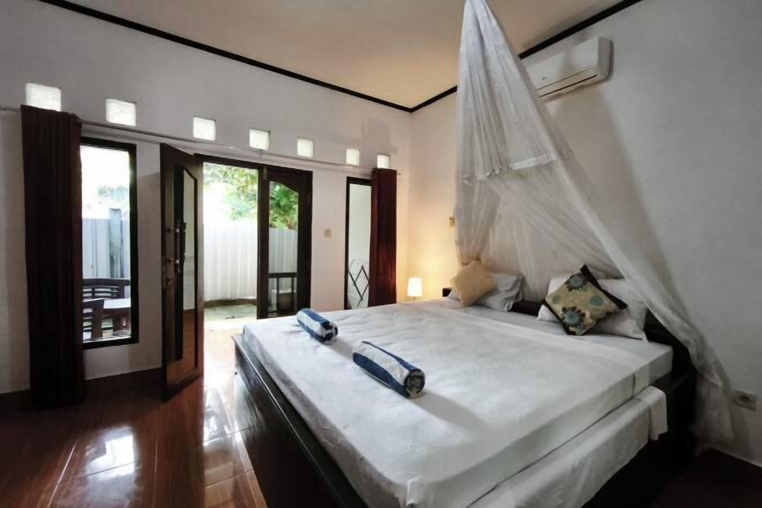 Meja kerja dan Wi-Fi gratis