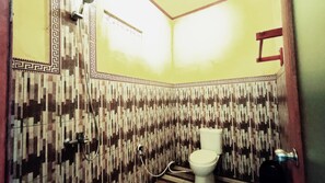 Kamar Double Ekonomi | Kamar mandi | Bathtub dan shower terpisah, perlengkapan mandi gratis,  dan handuk