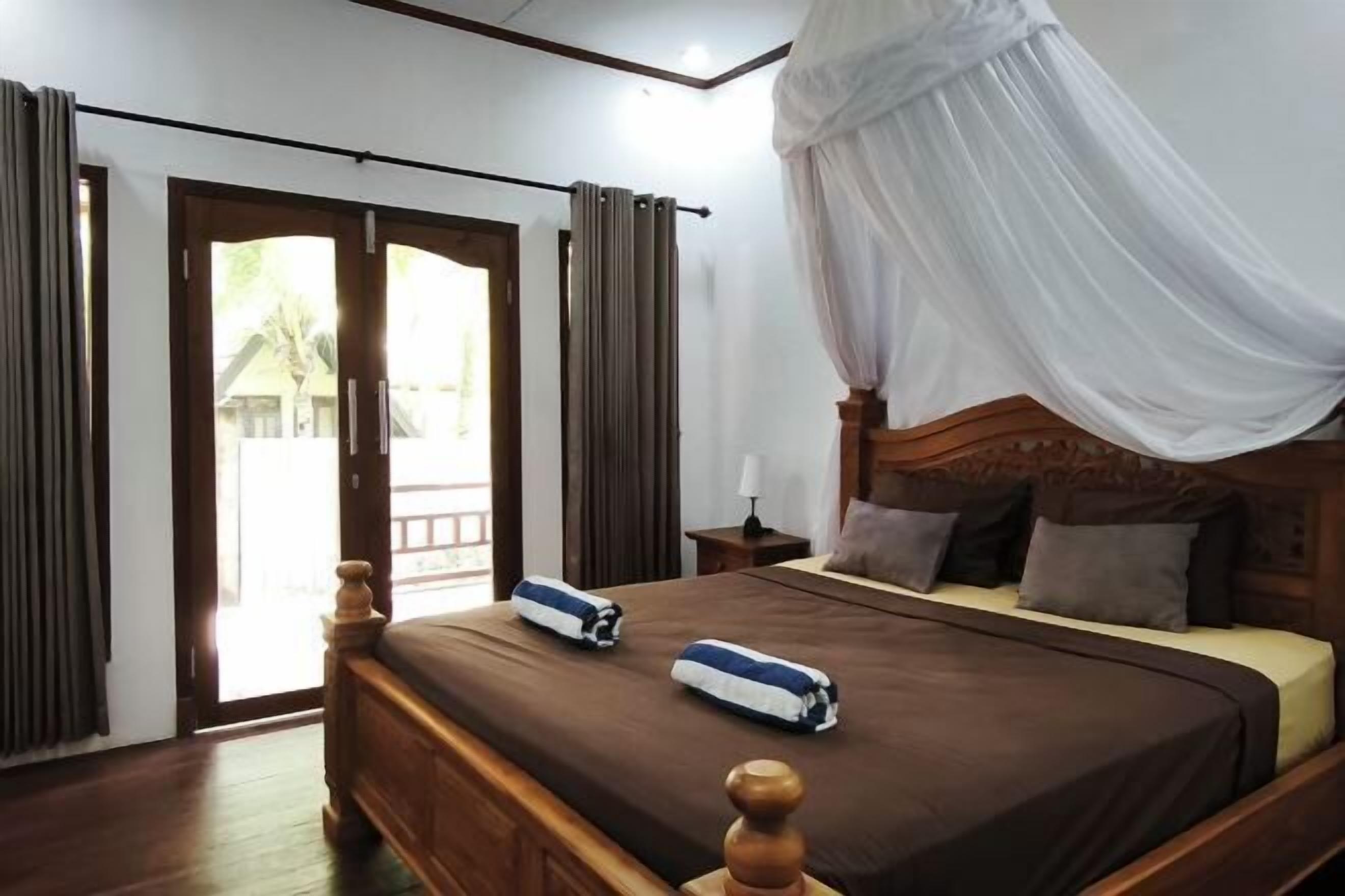 Meja kerja dan Wi-Fi gratis