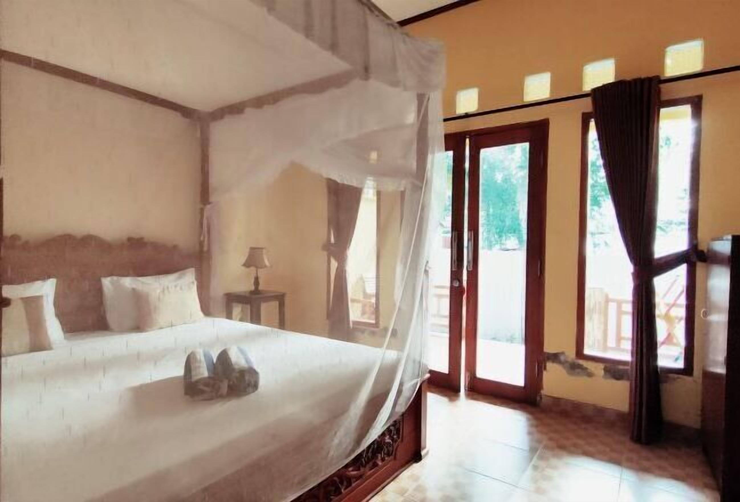 Meja kerja dan Wi-Fi gratis