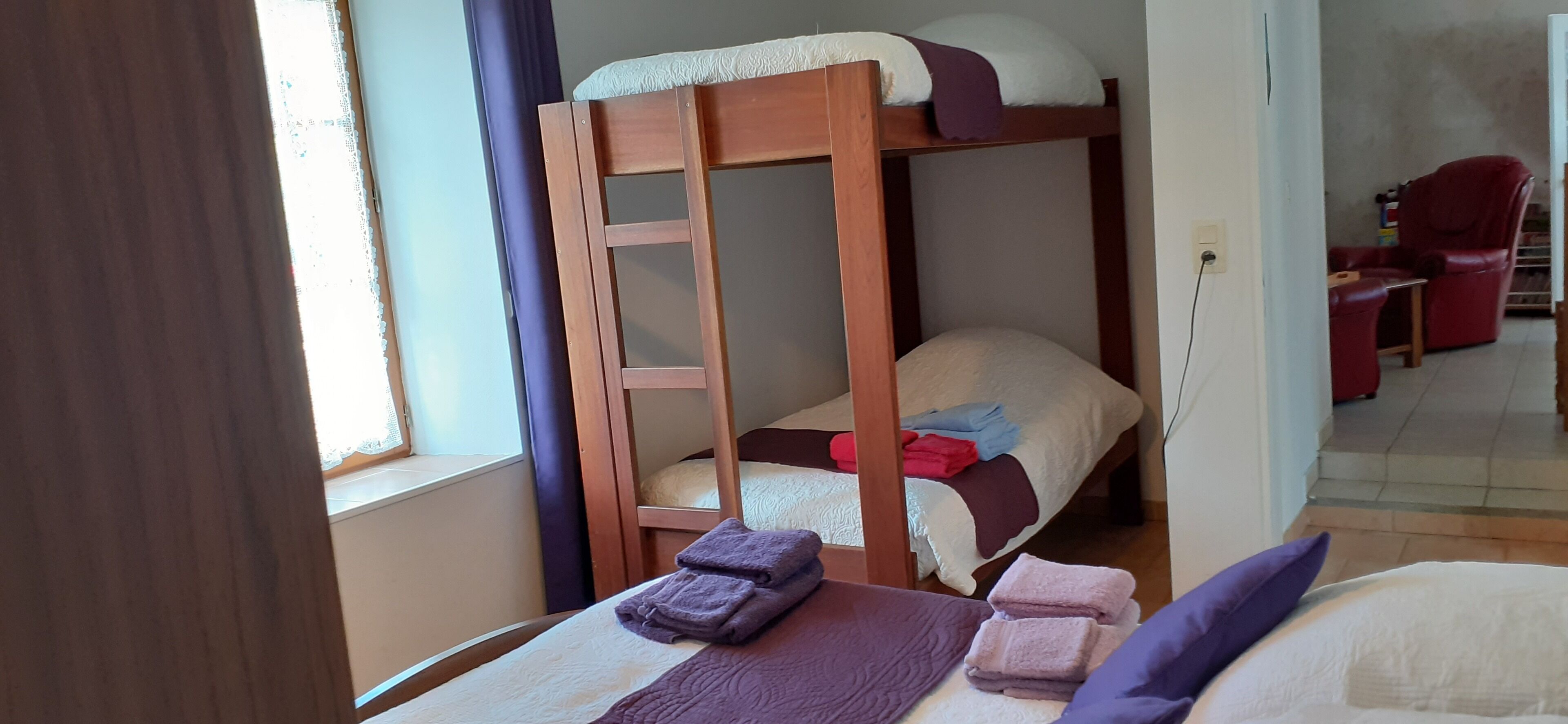 2 habitaciones, tabla de planchar con plancha, cuna de viaje y wifi 