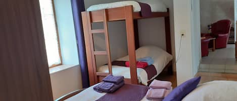 2 habitaciones, tabla de planchar con plancha, cuna de viaje y wifi