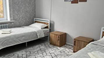 غرفة عادية لاثنين - بشرفة مسقوفة | مكتب ومساحة عمل للكمبيوتر المحمول وستائر تعتيم وتجهيزات عازلة للصوت