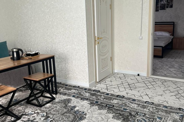 Escritorio, espacio para trabajar con laptop y cortinas blackout