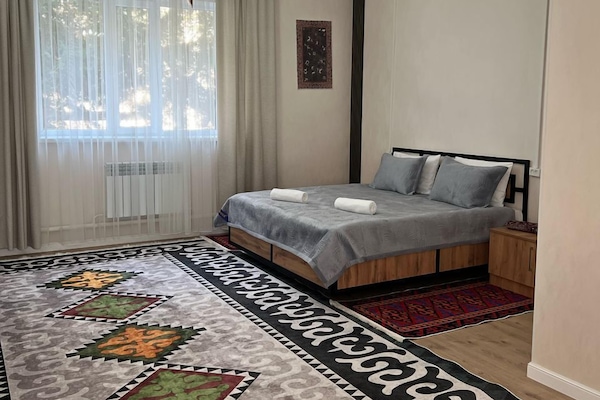 Traditional Double Room | Meja, ruang kerja komputer riba, langsir/tirai gelap terus, kalis bunyi