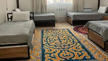 Traditional-Vierbettzimmer | Schreibtisch, laptopgeeigneter Arbeitsplatz, Verdunkelungsvorhänge