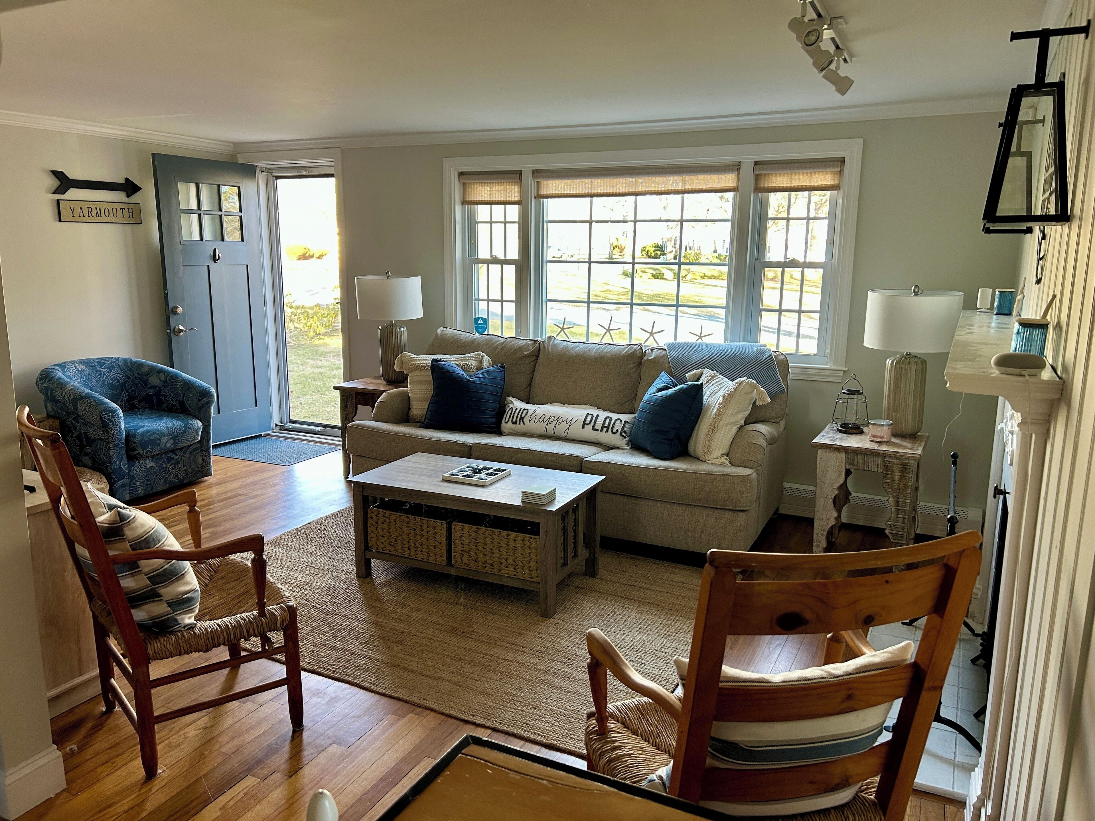 Living room with queen pull out sofa.