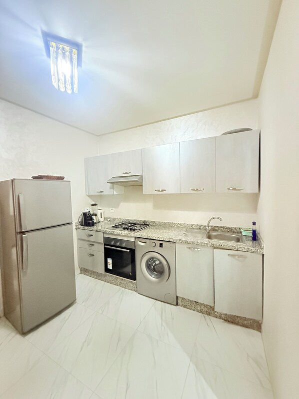 Geladeira, micro-ondas, fogão, cooktop