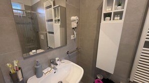 Ducha, secador de pelo, bidé y toallas