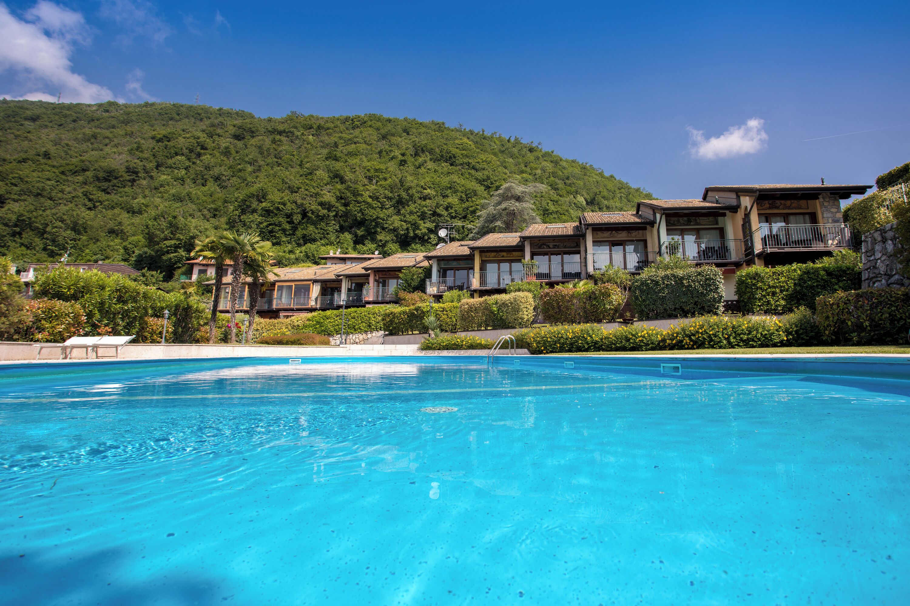 Appartement, 3 chambres, balcon, vue lac | Piscine | Piscine extérieure