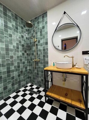 Séchoir à cheveux, serviettes fournies, savon, papier de toilette