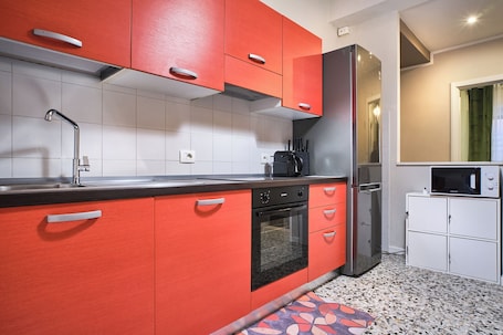 Mikroaaltouuni, uuni, liesi, paistolaatta