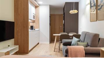 Studio, 1 tweepersoonsbed met slaapbank | Een bureau, een laptopwerkplek, verduisterende gordijnen