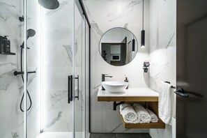 Studio, 1 lit double et 1 canapé-lit | Salle de bain | Douche, articles de toilette écologiques, séchoir à cheveux