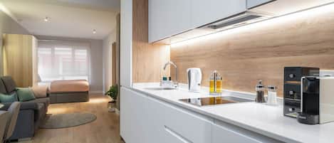 Studio Confort, 1 lit double et 1 canapé-lit | Cuisine privée | Réfrigérateur, four à micro-ondes, un four, surface de cuisson