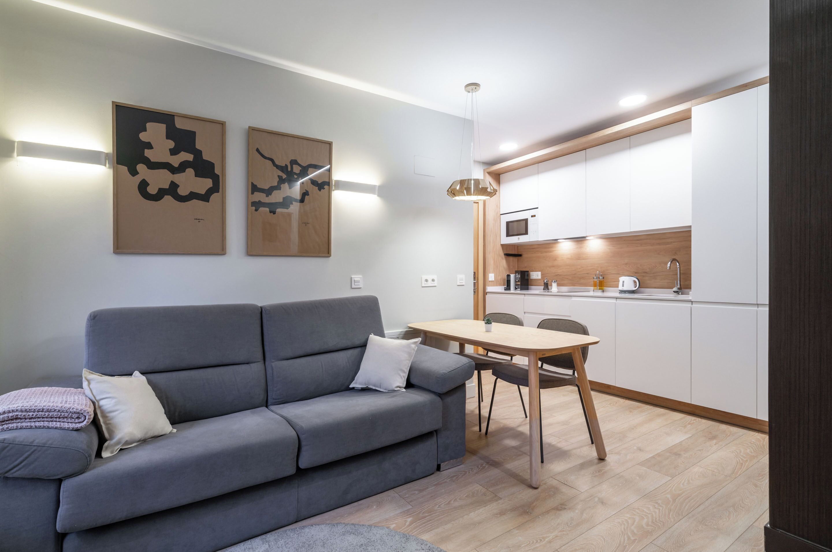 Appartement, 1 tweepersoonsbed met slaapbank | Woonruimte | Een 43-inch flatscreentelevisie met kabelzenders