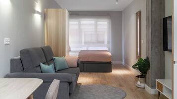 Studio – comfort, 1 dobbeltseng med sovesofa | Individuelt dekorert, individuelt innredet og skrivebord