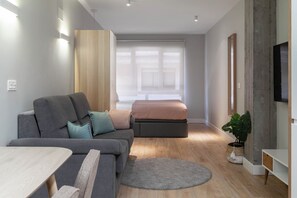 Comfort studio, 1 tweepersoonsbed met slaapbank | Individueel gedecoreerd, individueel gemeubileerd, een bureau