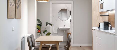 Comfort-Studio, rollstuhlgeeignete Dusche | Eigene Küche | Kühlschrank, Mikrowelle, Ofen, Herdplatte