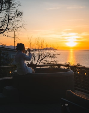 Outdoor spa tub - Private Blufftop · Oceanview Hot Tub · Fire Pit (Port Angeles)
