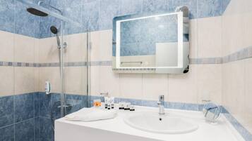 Deluxe Double Room, City View | Bathroom