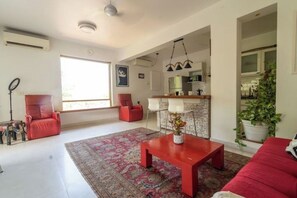 Living area - Luxurious 2BHK Apt. in Candolim by Rampals (Candolim)