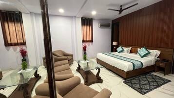 Deluxe Double Room | Desk, laptop workspace, free WiFi