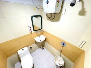Chambre Double Luxe, vue ville | Salle de bain | Douche, douche à « effet pluie », serviettes fournies, savon