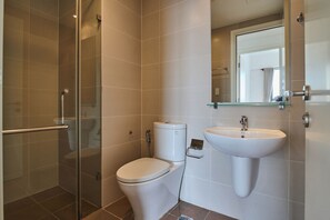 Regadera, secadora de cabello, bidet, toallas 
