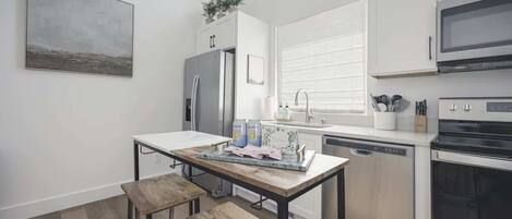 Køleskab, mikrobølgeovn, ovn, kogeplade