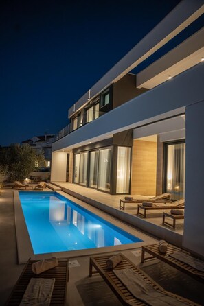 Piscina all'aperto, una piscina riscaldata