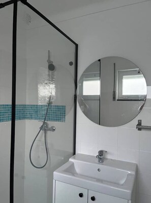 Hair dryer, towels, soap, toilet paper - AnaCris' Villa 2: cozy 2 Bedroom apt. with terrace (Alcabideche)