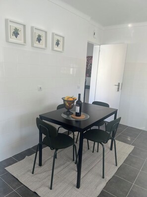 Dining - AnaCris' Villa 2: cozy 2 Bedroom apt. with terrace (Alcabideche)