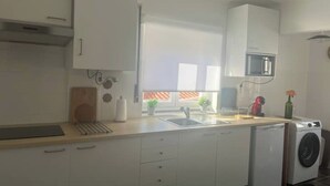 Kaffetrakter/tekoker, kjøleskap, mikrobølgeovn og kokeplater