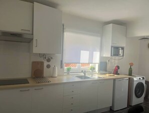 Kjøleskap, mikrobølgeovn, kokeplater og kaffetrakter/tekoker