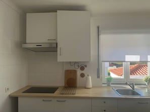 Geladeira, micro-ondas, cooktop, cafeteira/chaleira