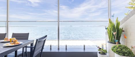 تناول الطعام بالخارج