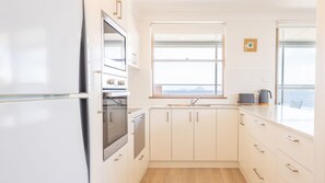 Refrigerador, microondas, horno, placa de cocina