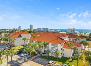 Situated in a coastal area, this hotel offers ocean views and lush surroundings with palm trees.