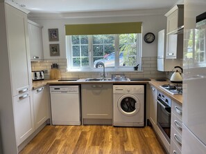 House | Dapur peribadi | Peti sejuk, ketuhar gelombang mikro, ketuhar, dapur