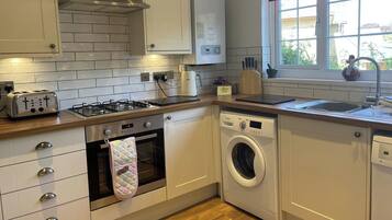 House | Private kitchen | Fridge, microwave, oven, stovetop