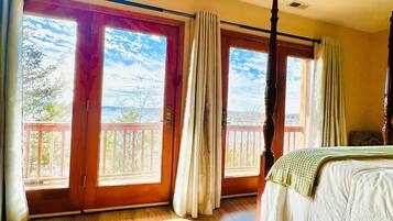 3 bedrooms, desk, iron/ironing board, travel crib