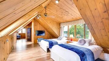 3 habitaciones, escritorio y tabla de planchar con plancha