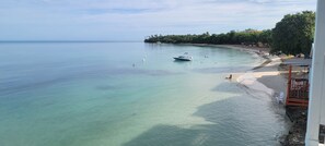 在海滩、沙滩椅、沙滩毛巾