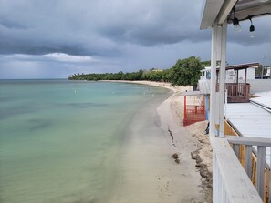 Plage, chaises longues, serviettes de plage