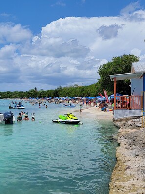 Plage, chaises longues, serviettes de plage