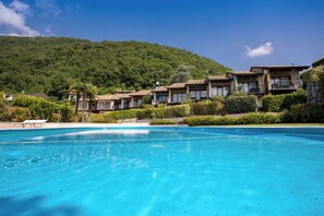 Appartement, 3 chambres, balcon, vue lac | Piscine | Piscine extérieure