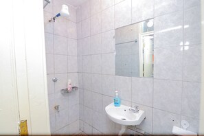 Douche, serviettes fournies, papier toilette