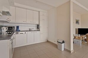 Fridge, oven, stovetop, coffee/tea maker