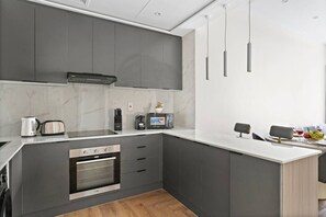 冷蔵庫、電子レンジ、オーブン、コンロ